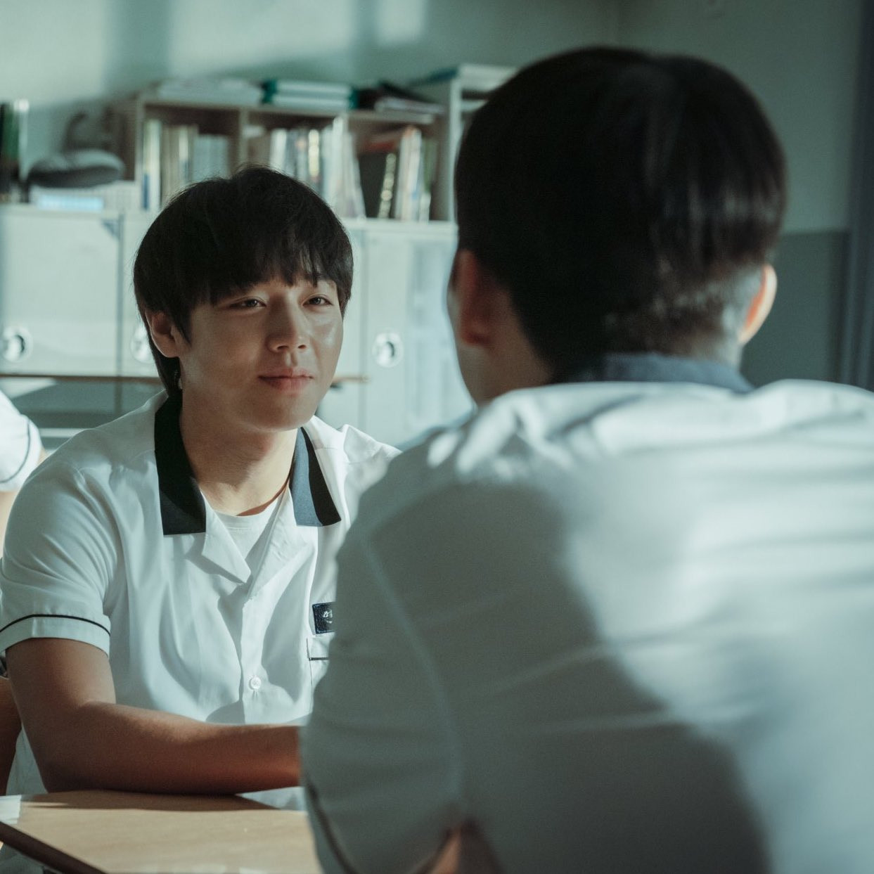 "Phản ứng hóa học" của Suho và Si Eun bùng nổ ở Weak Hero Class 1. Sự trở lại thoáng qua của cựu võ sĩ Ahn ở cuối mùa 2 đã làm fan phim vỡ òa trong hạnh phúc. "Phản ứng hóa học" của Suho và Si Eun bùng nổ ở Weak Hero Class 1. Sự trở lại thoáng qua của cựu võ sĩ Ahn ở cuối mùa 2 đã làm fan phim vỡ òa trong hạnh phúc.