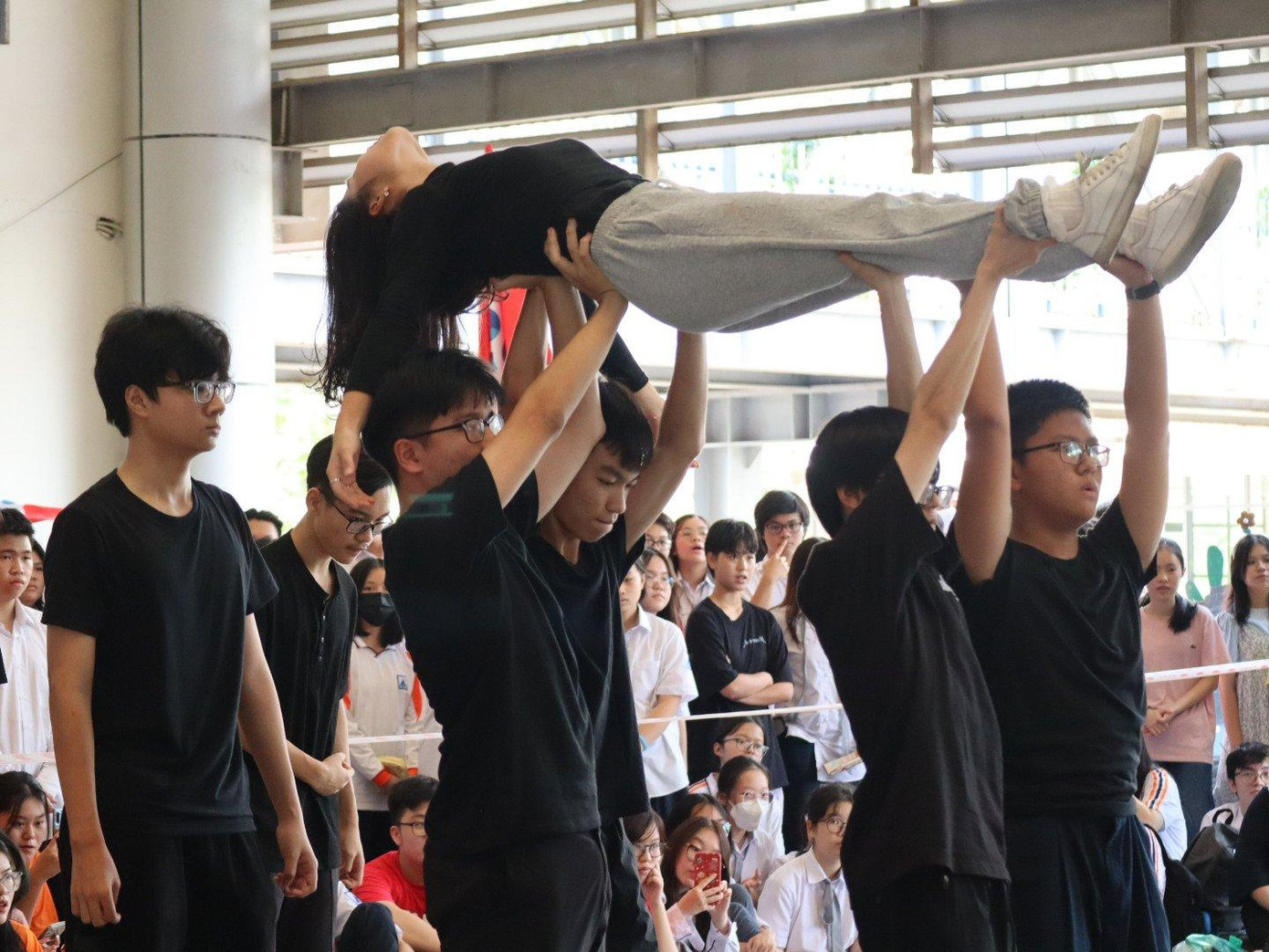 Các tiết mục gây ấn tượng bởi sự đầu tư từ nhân lực đến phục trang, những màn kết hợp võ thuật, nâng người, nhào lộn... có độ nguy hiểm và độ khó cao. Các tiết mục gây ấn tượng bởi sự đầu tư từ nhân lực đến phục trang, những màn kết hợp võ thuật, nâng người, nhào lộn... có độ nguy hiểm và độ khó cao.