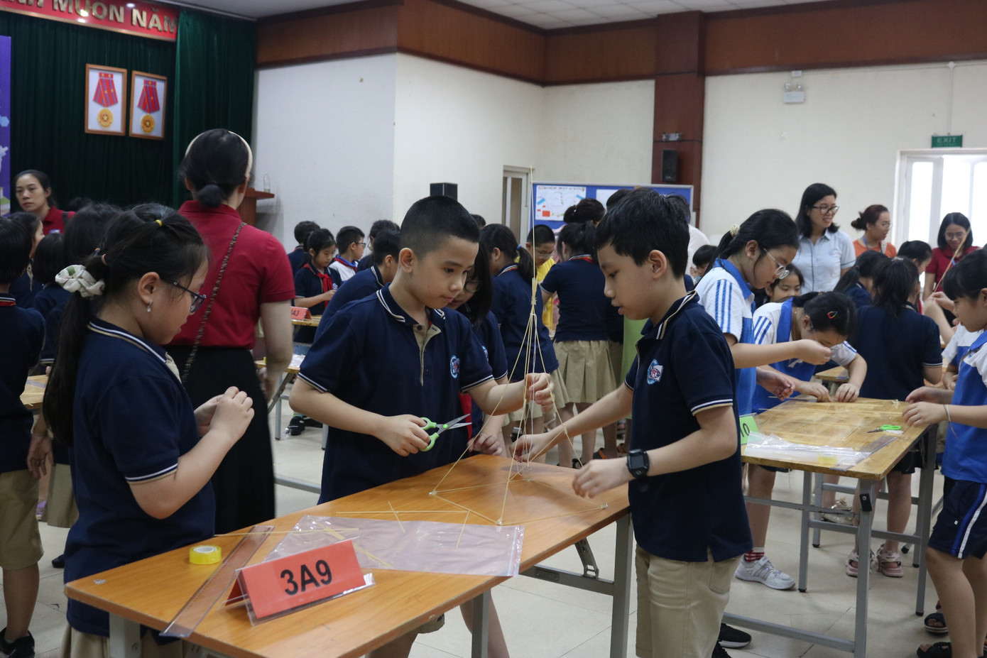 Dù bị hấp dẫn bởi "thế lực ngọt ngào" trước mắt, nhưng tween chỉ ngửi qua chút xíu trong quá trình thực hiện thử thách.