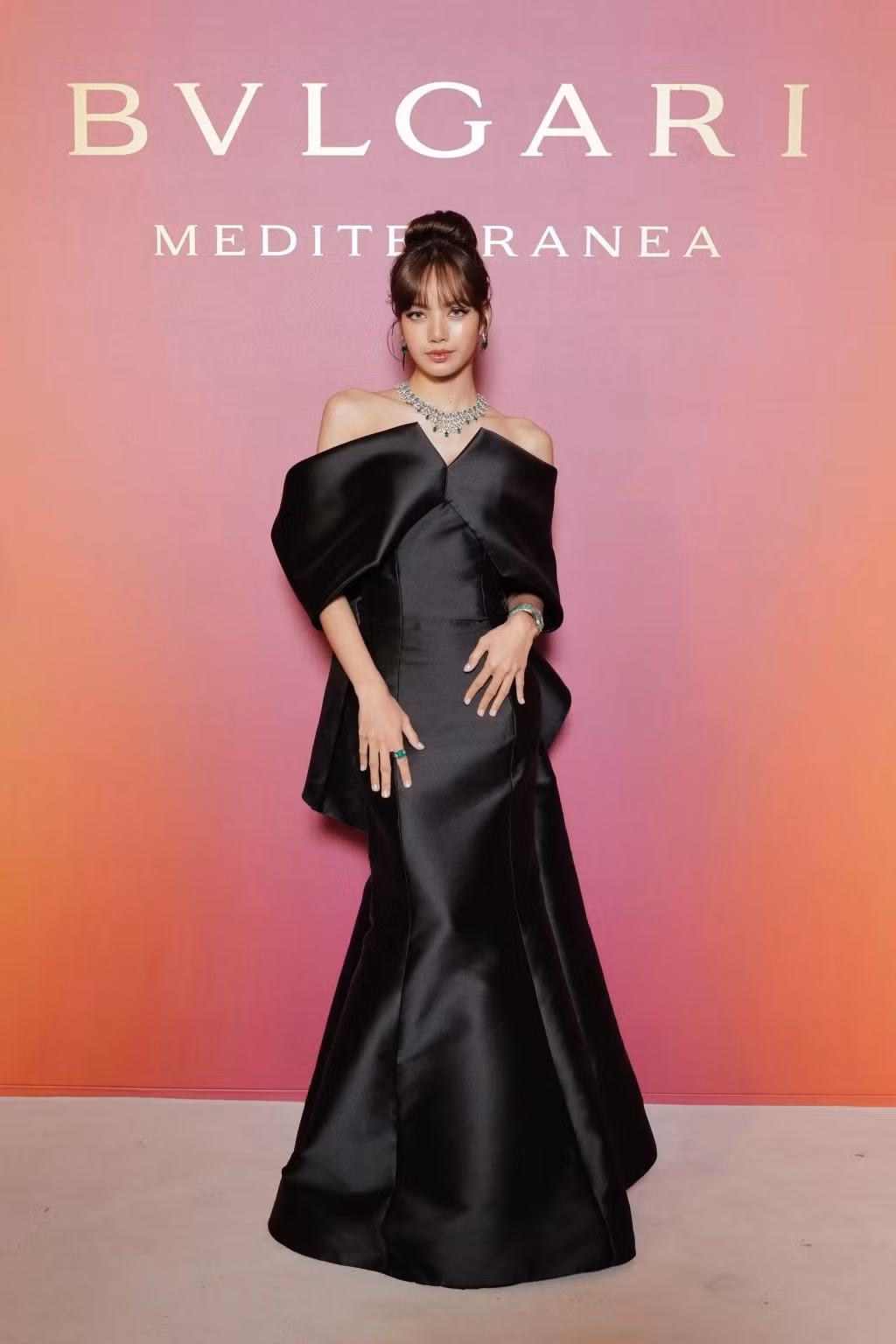 Vẻ đẹp rực rỡ, kiêu sa như đóa hồng đỏ của Lisa trong triển lãm BVLGARI tiếp tục được fan ghi vào sổ những tạo hình "huyền thoại" của cô.