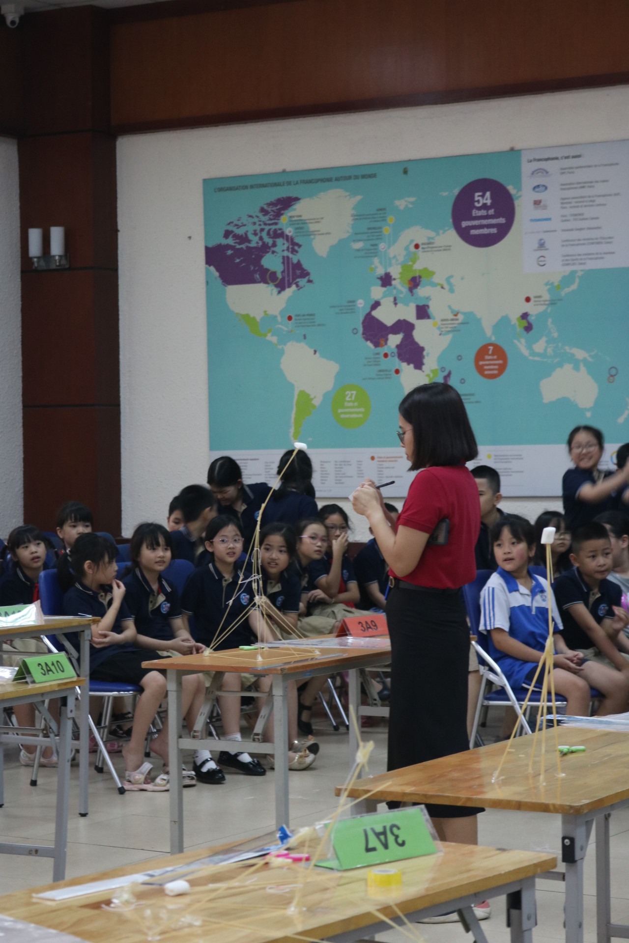 Kỷ lục của Marshmallow Challenge năm nay thuộc về lớp 3A9 với thành tích nâng viên kẹo lên 63 cm so với mặt bàn.