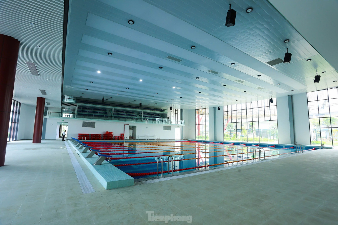 Nhà thi đấu và bể bơi còn được bố trí khán đài, xịn mịn không kém những bối cảnh trong những bộ phim rom-com, thanh xuân vườn trường nổi tiếng. - Ảnh: Trọng Tài/ TPO Nhà thi đấu và bể bơi còn được bố trí khán đài, xịn mịn không kém những bối cảnh trong những bộ phim rom-com, thanh xuân vườn trường nổi tiếng. - Ảnh: Trọng Tài/ TPO