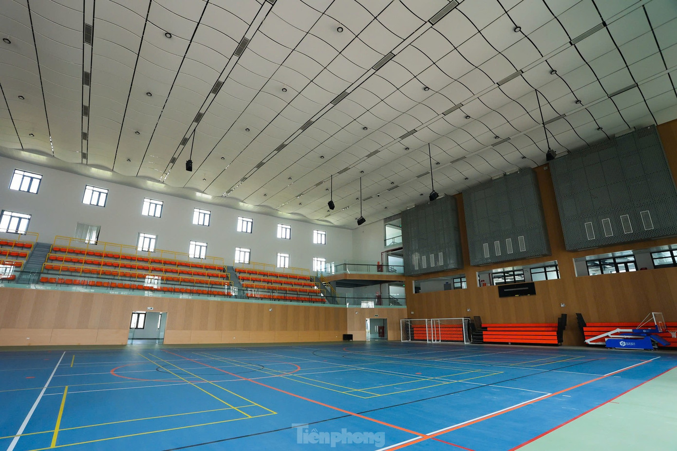 Nhà thi đấu và bể bơi còn được bố trí khán đài, xịn mịn không kém những bối cảnh trong những bộ phim rom-com, thanh xuân vườn trường nổi tiếng. - Ảnh: Trọng Tài/ TPO Nhà thi đấu và bể bơi còn được bố trí khán đài, xịn mịn không kém những bối cảnh trong những bộ phim rom-com, thanh xuân vườn trường nổi tiếng. - Ảnh: Trọng Tài/ TPO