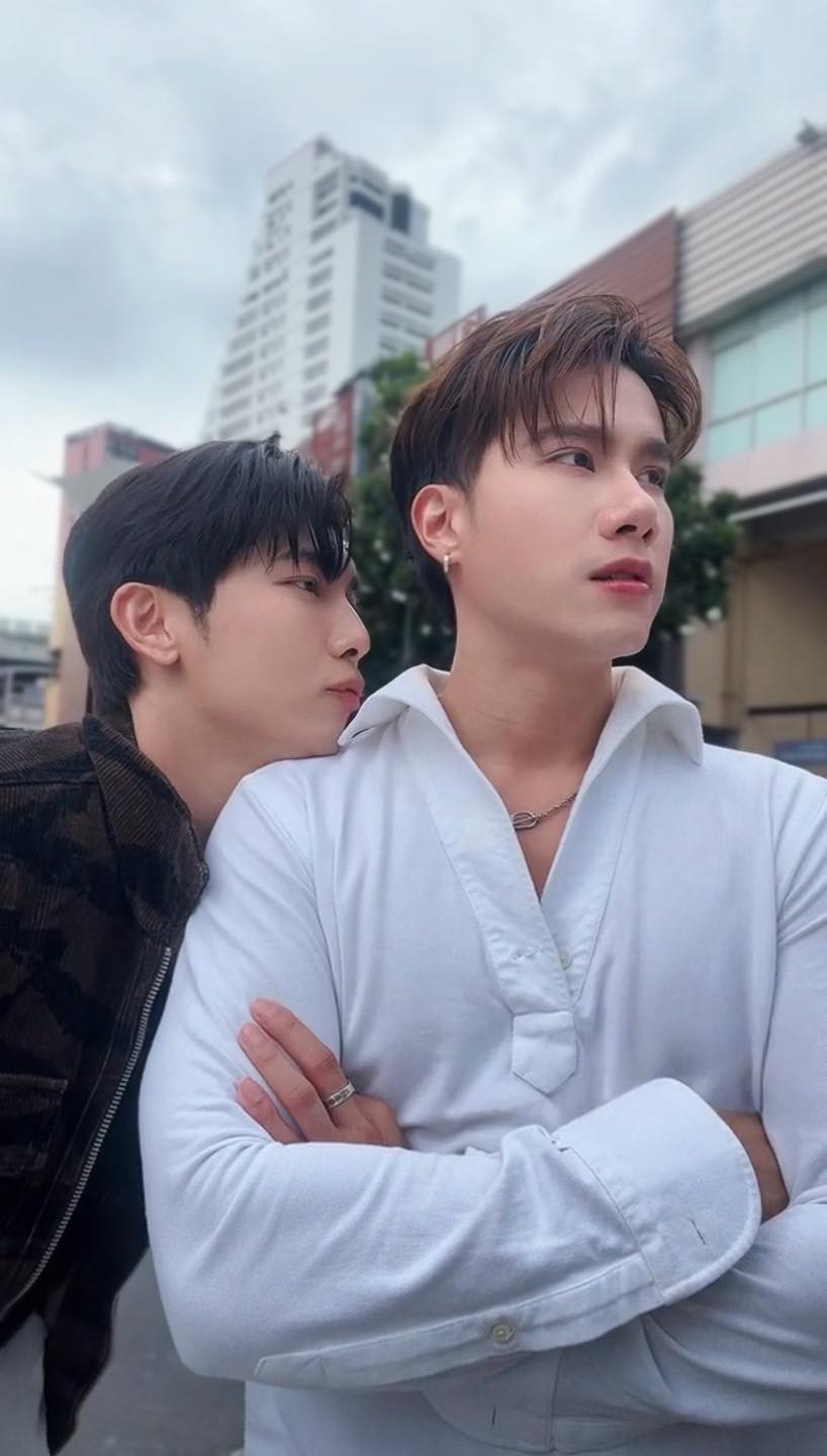 Từ năm 2022, fan đã ngờ ngợ giữa Tul và Mew đã tới mức &quot;trên tình bạn&quot; khi hai người thường xuyên &quot;dính&quot; nhau. Mew bận rộn vẫn bay đi thăm Tul, đón Giáng sinh cùng anh. Hai bên gia đình cũng từng gặp mặt nhau.