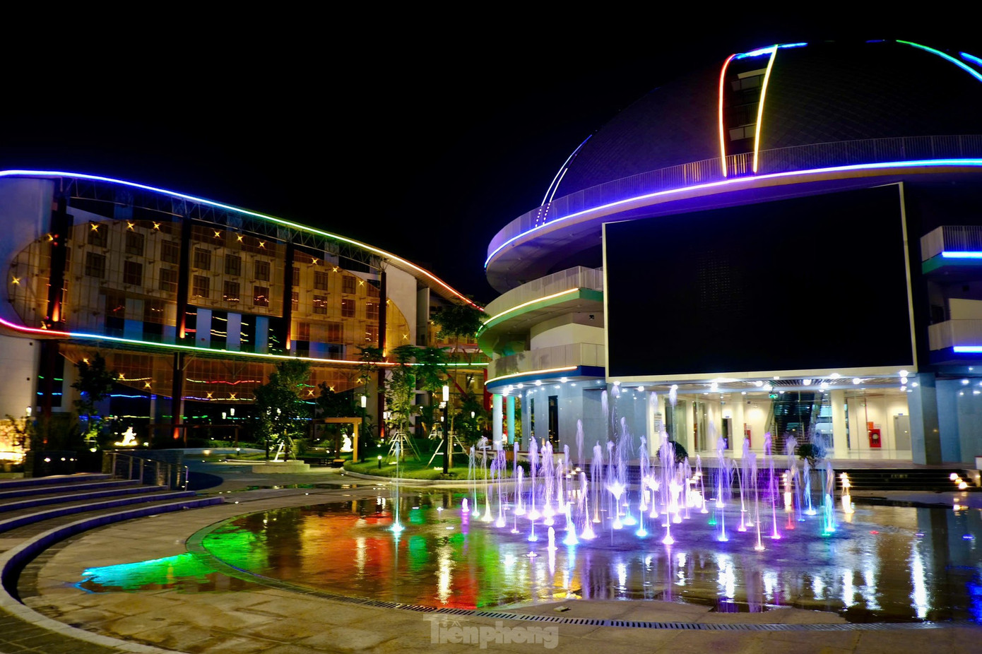 Từ cổng chính đi vào là khu vực nhạc nước, nơi hứa hẹn sẽ là "best choice" của các bạn nhỏ. - Ảnh: Trọng Tài/ TPO Từ cổng chính đi vào là khu vực nhạc nước, nơi hứa hẹn sẽ là "best choice" của các bạn nhỏ. - Ảnh: Trọng Tài/ TPO