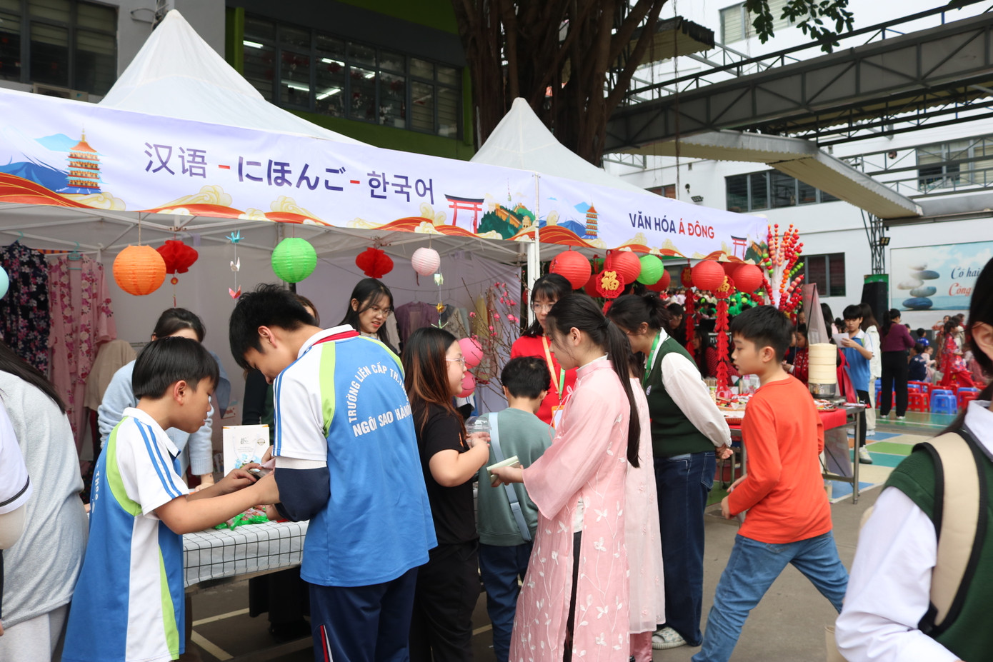 Gian văn hóa đọc với nhiều loại sách, báo, truyện tranh... cũng hút lượng lớn khách hàng nhí.