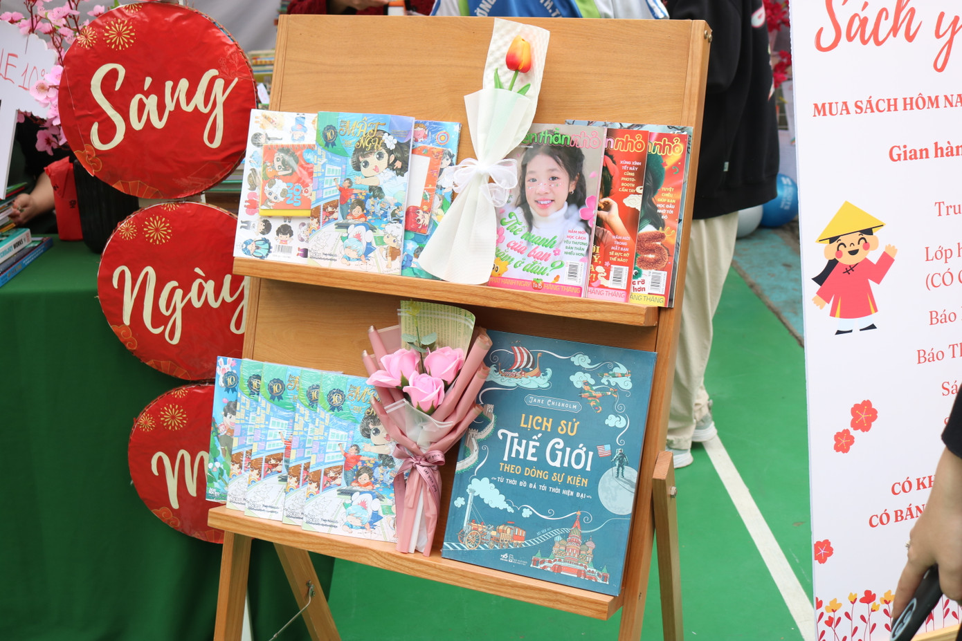 Gian văn hóa đọc với nhiều loại sách, báo, truyện tranh... cũng hút lượng lớn khách hàng nhí.