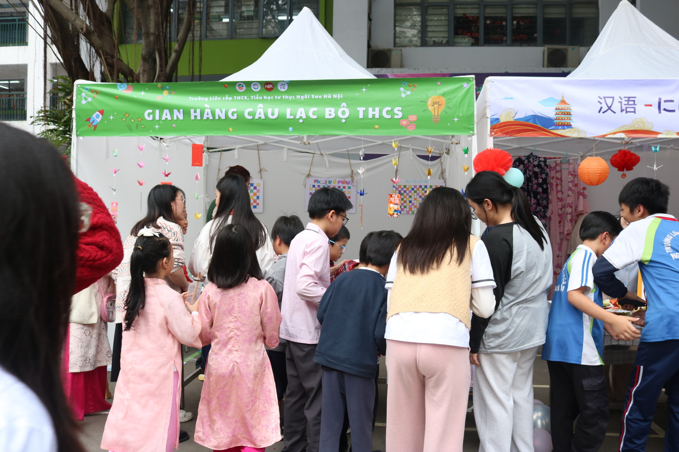 Gian văn hóa đọc với nhiều loại sách, báo, truyện tranh... cũng hút lượng lớn khách hàng nhí.