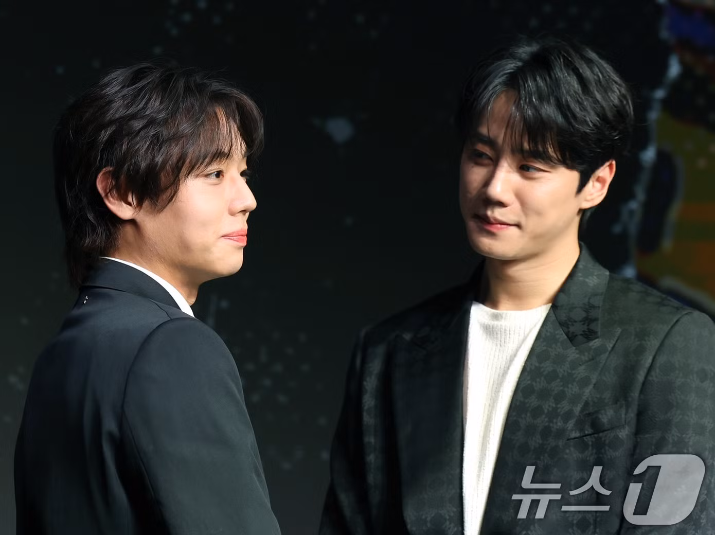 Ánh mắt "tình bể bình" của Jun Young dành cho Jihoon tại buổi họp báo khiến fan dao động.