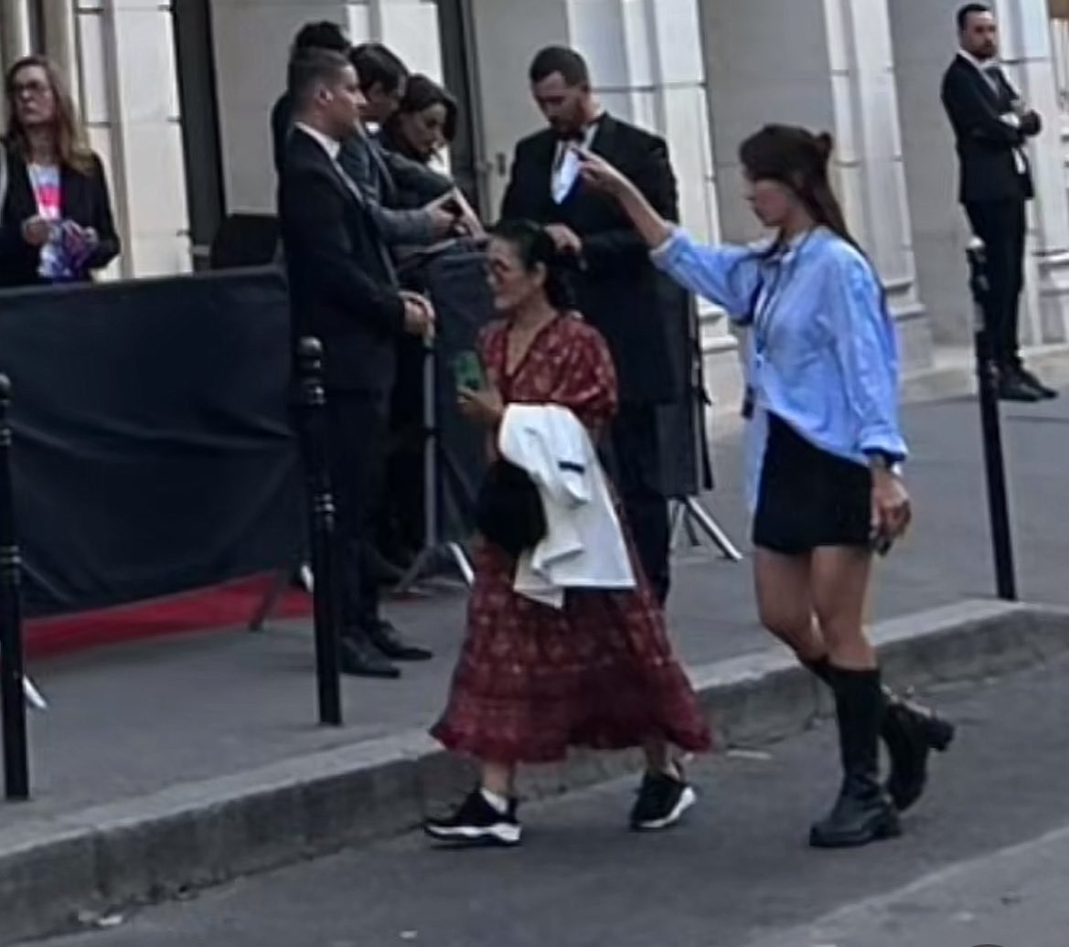 Quản lý của Lisa hộ tống mẹ của nữ idol tới buổi diễn. Quản lý của Lisa hộ tống mẹ của nữ idol tới buổi diễn.