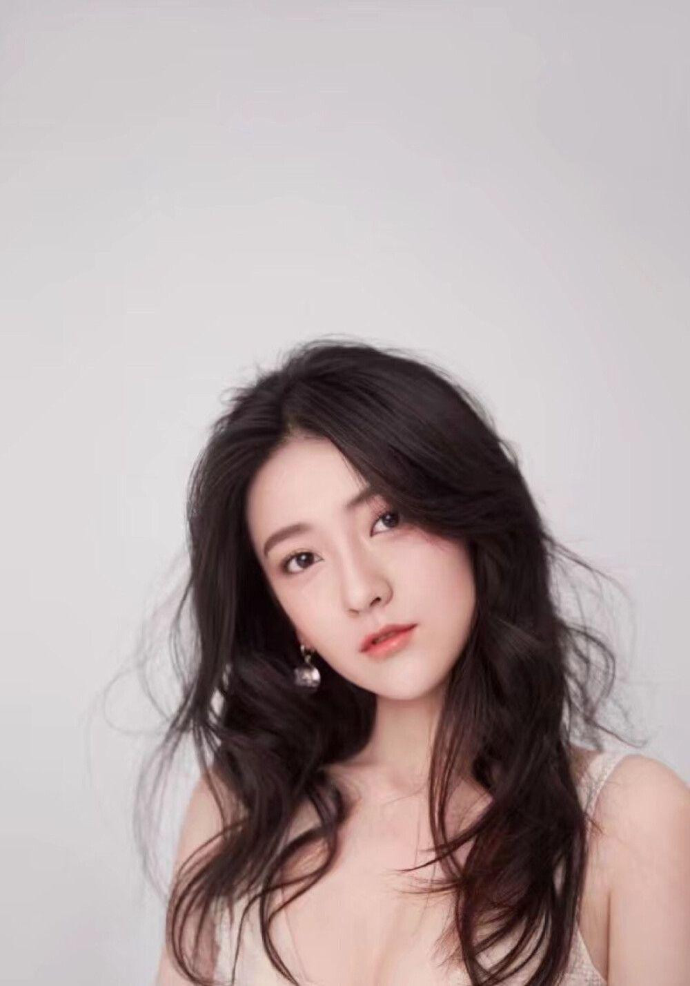 Lương Khiết xếp ở vị trí thứ 8. Nữ diễn viên sở hữu nhiều bộ phim nổi bật lên sóng trong đầu năm nay như Song Thế Sủng Phi 3, Nhạn Quy Tây Song Nguyệt, Một Ngày Biến Thành Em. Lương Khiết xếp ở vị trí thứ 8. Nữ diễn viên sở hữu nhiều bộ phim nổi bật lên sóng trong đầu năm nay như Song Thế Sủng Phi 3, Nhạn Quy Tây Song Nguyệt, Một Ngày Biến Thành Em.