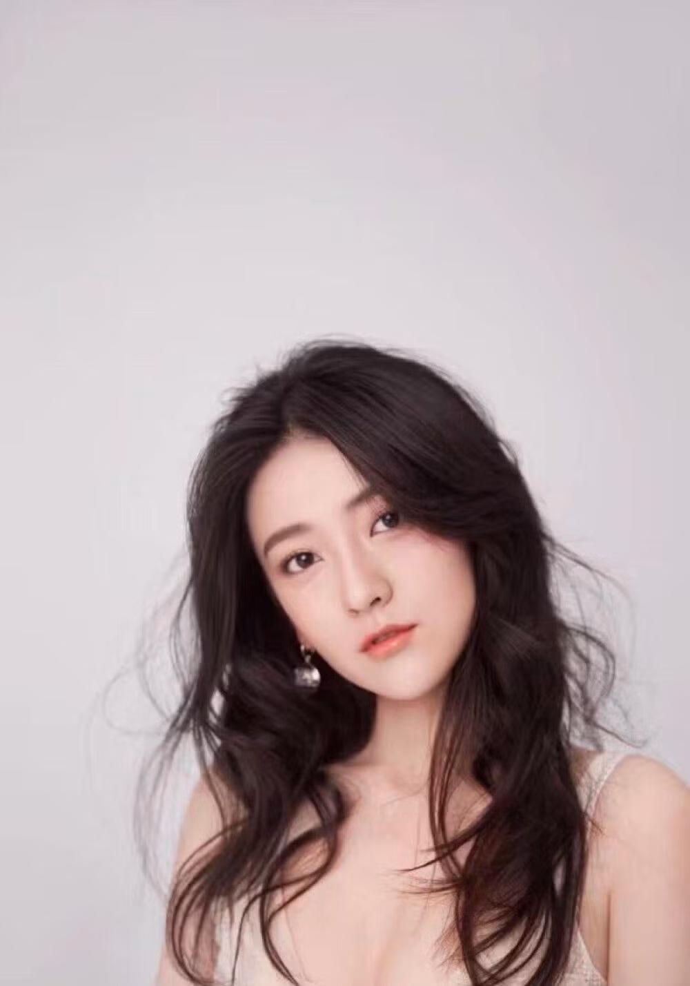 Lương Khiết xếp ở vị trí thứ 8. Nữ diễn viên sở hữu nhiều bộ phim nổi bật lên sóng trong đầu năm nay như Song Thế Sủng Phi 3, Nhạn Quy Tây Song Nguyệt, Một Ngày Biến Thành Em.