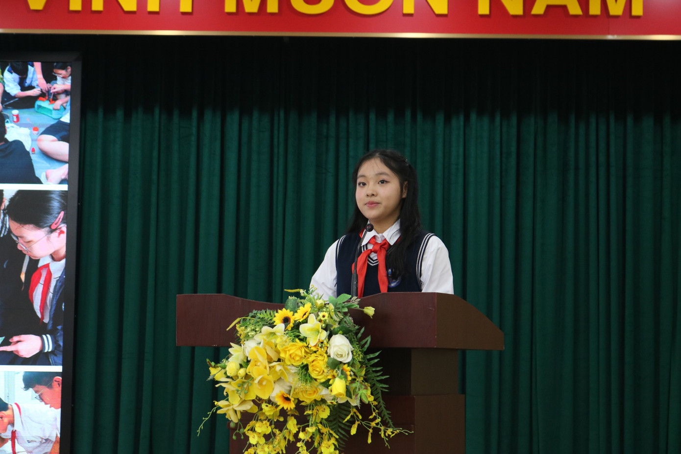 Bạn Hà An (lớp 7A2) đại diện cho học sinh toàn trường phát biểu cảm nghĩ sau hơn 2 tháng tham gia chiến dịch. Cô bạn cũng là một trong những thành viên của đội có dự án lọt vào Chung kết. Bạn Hà An (lớp 7A2) đại diện cho học sinh toàn trường phát biểu cảm nghĩ sau hơn 2 tháng tham gia chiến dịch. Cô bạn cũng là một trong những thành viên của đội có dự án lọt vào Chung kết.