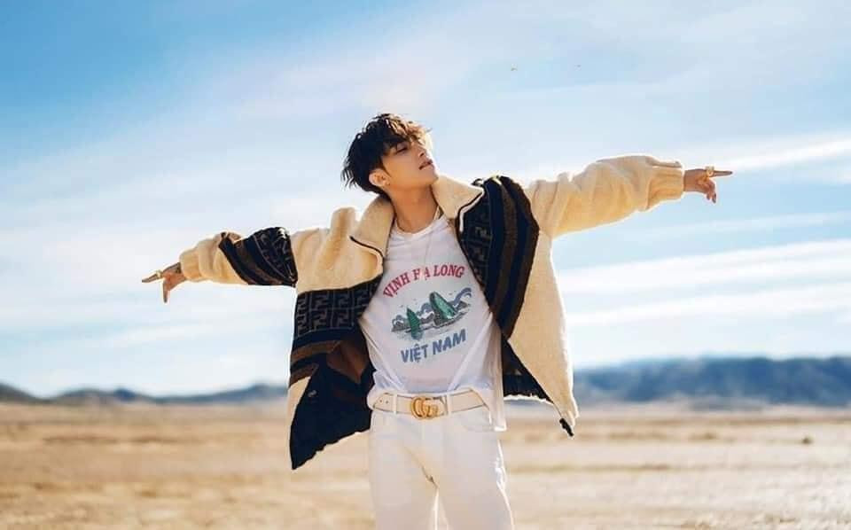 Sơn Tùng đã từng diện thiết kế áo phông này trong MV Hãy Trao Cho Anh?