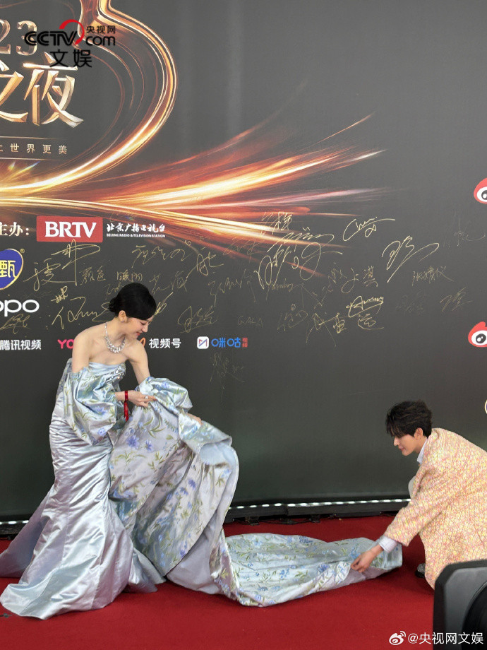 Đặng Vi còn ghi điểm khi cố ý đi chậm để đợi đàn chị, chỉnh tà váy trên thảm đỏ giúp cô.