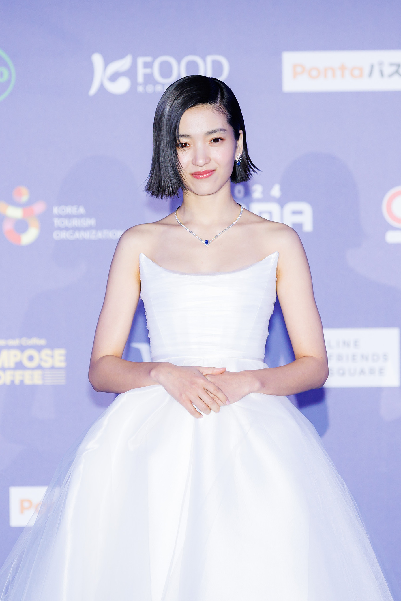 Kim Tae Ri đảm nhiệm vị trí host của MAMA 2024 ngày cuối cùng. Cô xinh đẹp trong chiếc đầm trắng, trên cổ và tai lấp lánh trang sức cao cấp đính sapphire của Chaumet. Kim Tae Ri đảm nhiệm vị trí host của MAMA 2024 ngày cuối cùng. Cô xinh đẹp trong chiếc đầm trắng, trên cổ và tai lấp lánh trang sức cao cấp đính sapphire của Chaumet.