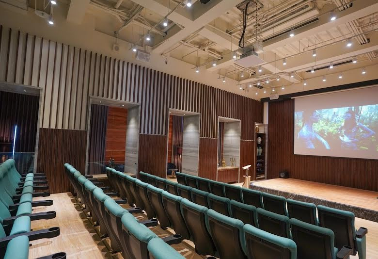 Rạp phim riêng của tòa nhà.