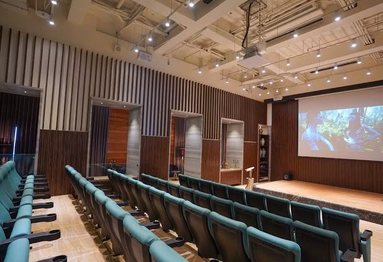 Rạp phim riêng của tòa nhà.