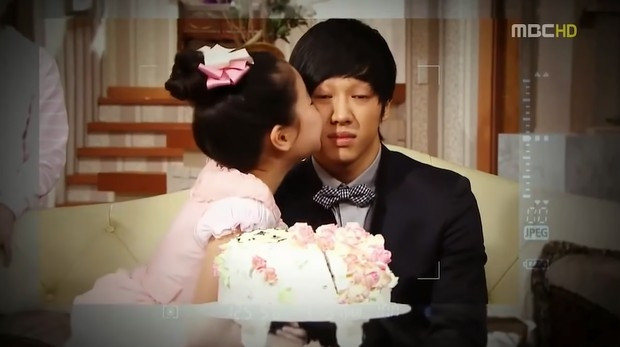 Khuôn mặt bất lực vì bị "ép hôn" của Su Ho vẫn khiến khán giả cười lấy cười để khi xem lại. Khuôn mặt bất lực vì bị "ép hôn" của Su Ho vẫn khiến khán giả cười lấy cười để khi xem lại.