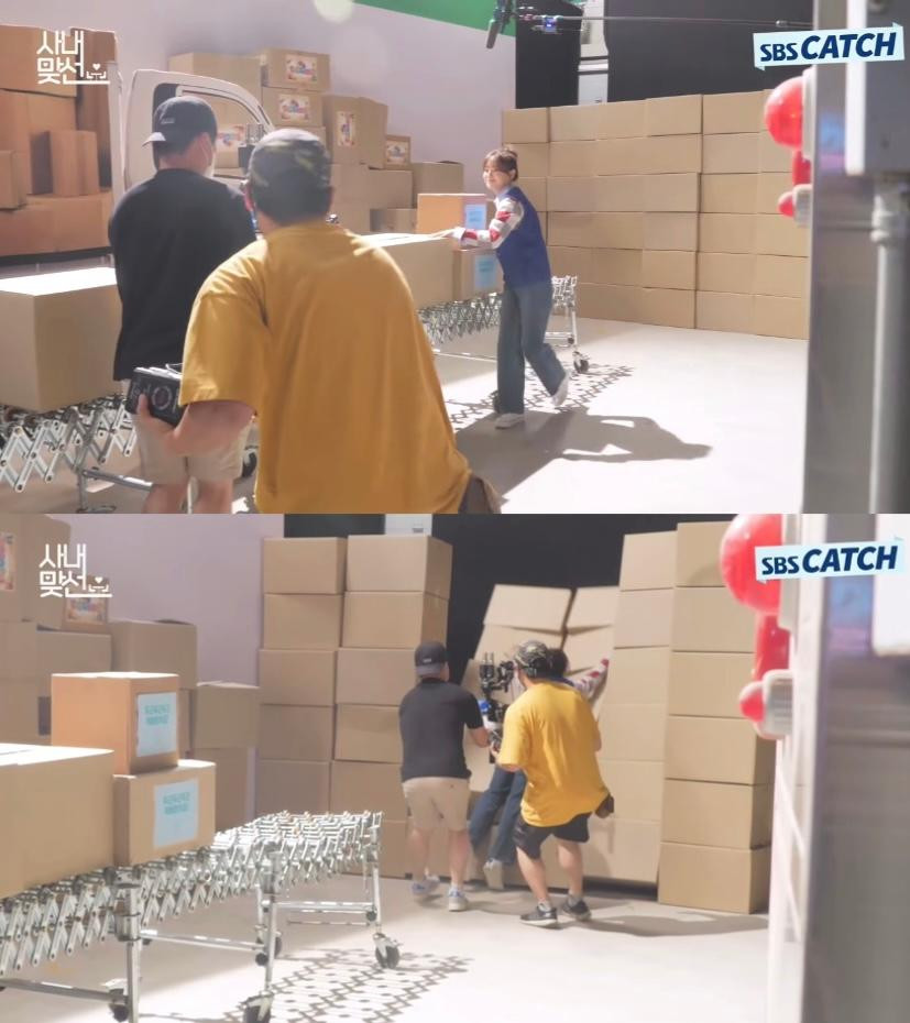 Cô nhân viên Shin Ha Ri với màn té sầm vào đống hàng trên công ty khiến khán giả cười bò.