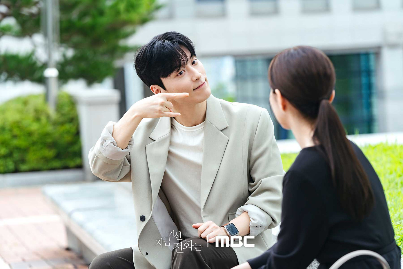 Hee Joo vui vẻ và thoải mái khi gặp được Sang Woo. Hee Joo vui vẻ và thoải mái khi gặp được Sang Woo.