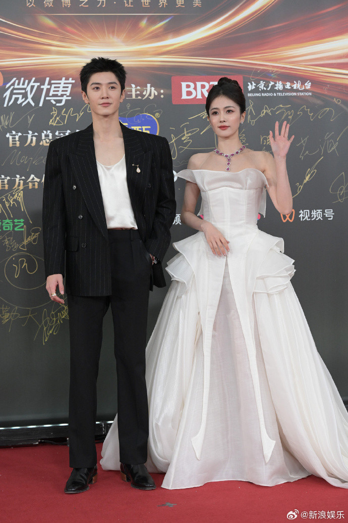 Bạch Lộc được ghép đi thảm đỏ với Trần Triết Viễn. &quot;Chàng hồ ly&quot; của Vụng Trộm Không Thể Giấu lột xác với nét nam tính, rắn rỏi, mạnh mẽ.