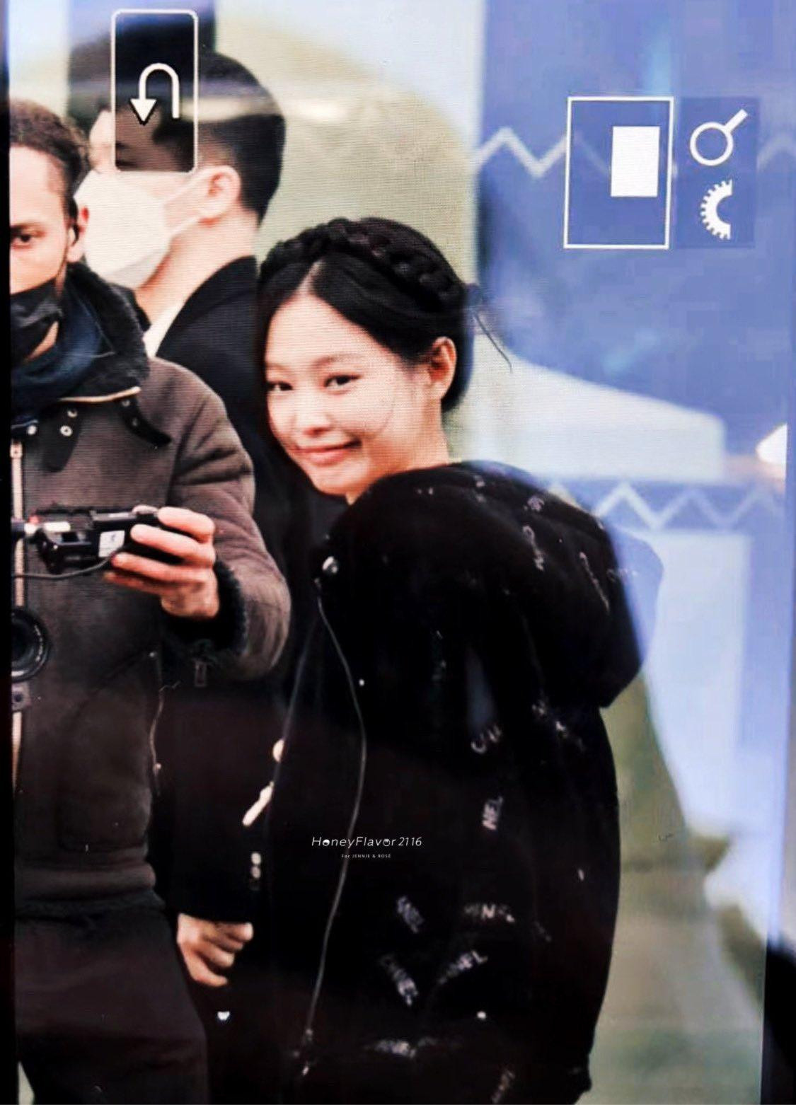 Nhan sắc qua ống kính chụp vội của Jennie. - Ảnh: HoneyFlavor2116