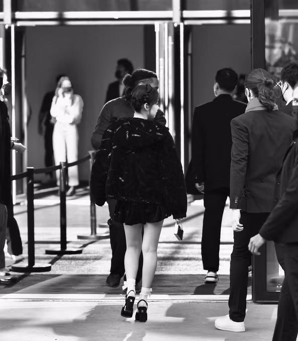 Một bức ảnh đen trắng chụp bóng lưng của Jennie tại sự kiện này cũng đang "gây bão" mạng xã hội. Cư dân mạng bình luận dù chỉ nhìn từ phía sau, nhưng khí chất thời thượng, sang trọng của Jennie vẫn toát lên mạnh mẽ.