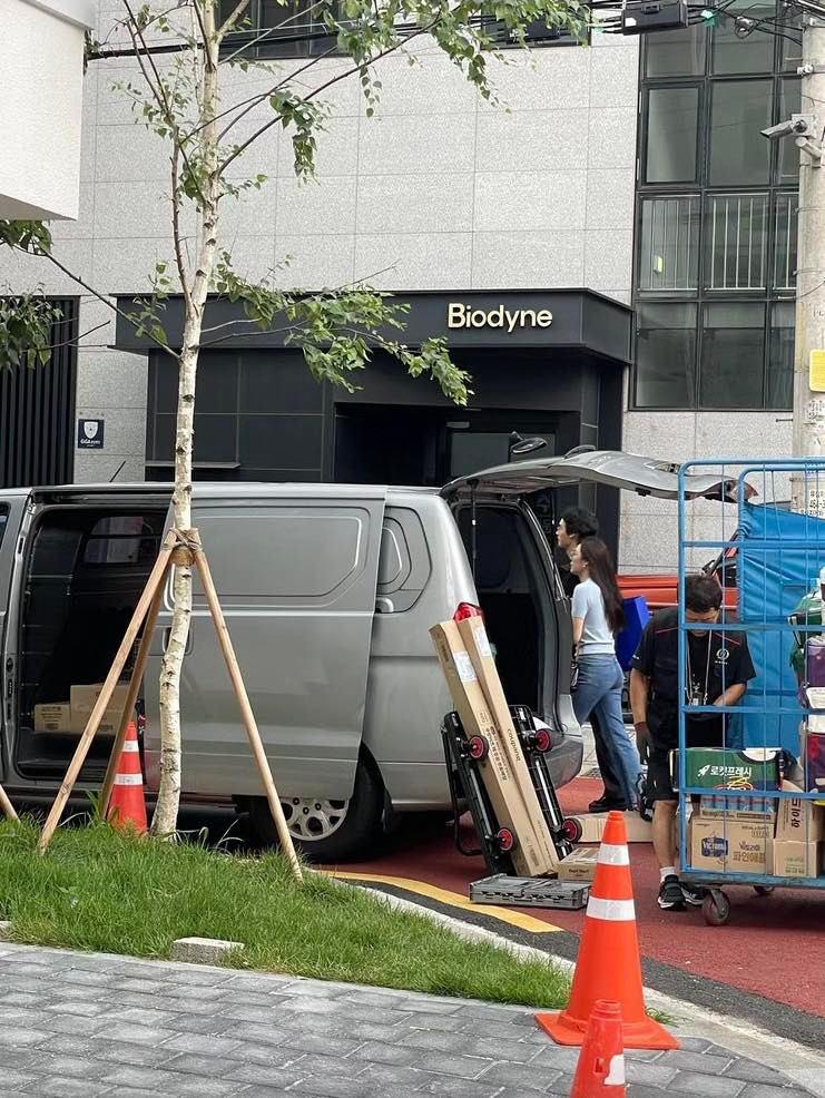 Cả hai không có hành động nào quá thân mật, chỉ đơn giản là đi sát cạnh nhau. Cả hai không có hành động nào quá thân mật, chỉ đơn giản là đi sát cạnh nhau.