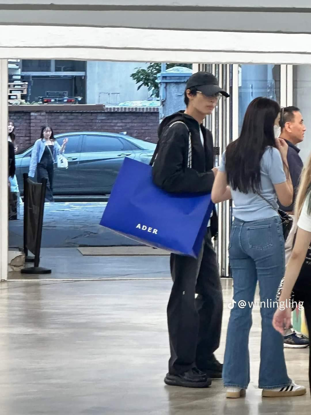 Cả hai không có hành động nào quá thân mật, chỉ đơn giản là đi sát cạnh nhau. Cả hai không có hành động nào quá thân mật, chỉ đơn giản là đi sát cạnh nhau.