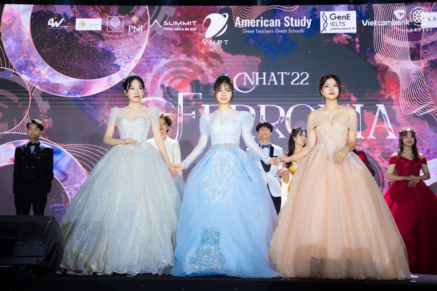 Top 3 Đại sứ tổng trường THPT chuyên Amsterdam gọi tên (lần lượt từ trái qua phải) Đặng Vũ Ngọc Mai, Lã Châu Giang và Vũ Nguyễn Huyền Anh.