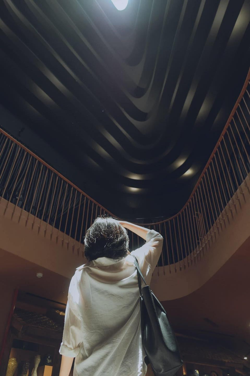 Trời mưa hoặc nắng nóng, bạn có thể "trốn" vào bên trong để tiếp tục "sống ảo" hoặc trải nghiệm nặn gốm tại đây. - Ảnh: Dương/ Linh Trời mưa hoặc nắng nóng, bạn có thể "trốn" vào bên trong để tiếp tục "sống ảo" hoặc trải nghiệm nặn gốm tại đây. - Ảnh: Dương/ Linh