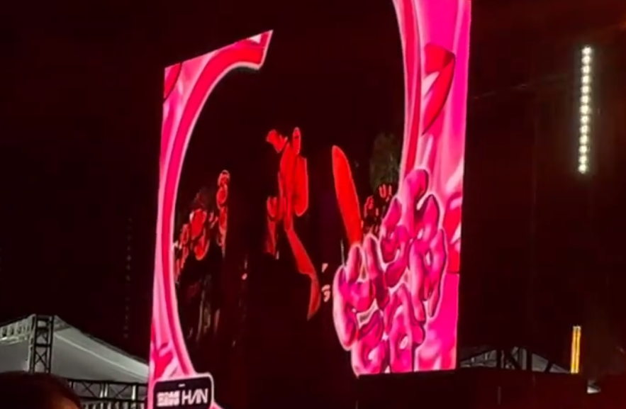 Cầu hôn bất ngờ thì không có, nhưng kisscam thì không thể thiếu. Cầu hôn bất ngờ thì không có, nhưng kisscam thì không thể thiếu.