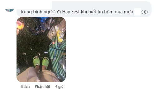 Không ít khán giả chuyển qua đi dép hay sandal để tiện "lội bùn" vì biết tin trời mưa hay phòng hờ năm nay mùa lễ hội âm nhạc lại mưa tiếp. Nhưng quẩy hết mình vẫn bẩn hết hồn! Không ít khán giả chuyển qua đi dép hay sandal để tiện "lội bùn" vì biết tin trời mưa hay phòng hờ năm nay mùa lễ hội âm nhạc lại mưa tiếp. Nhưng quẩy hết mình vẫn bẩn hết hồn!