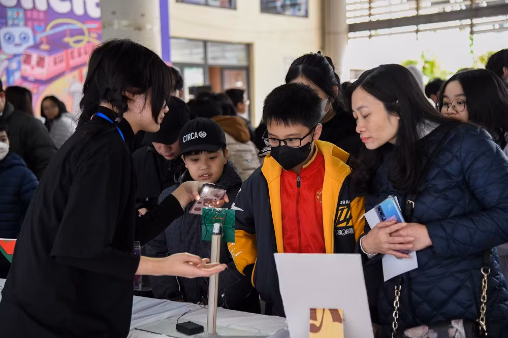 Người tham gia được tự mình trải nghiệm khoa học.