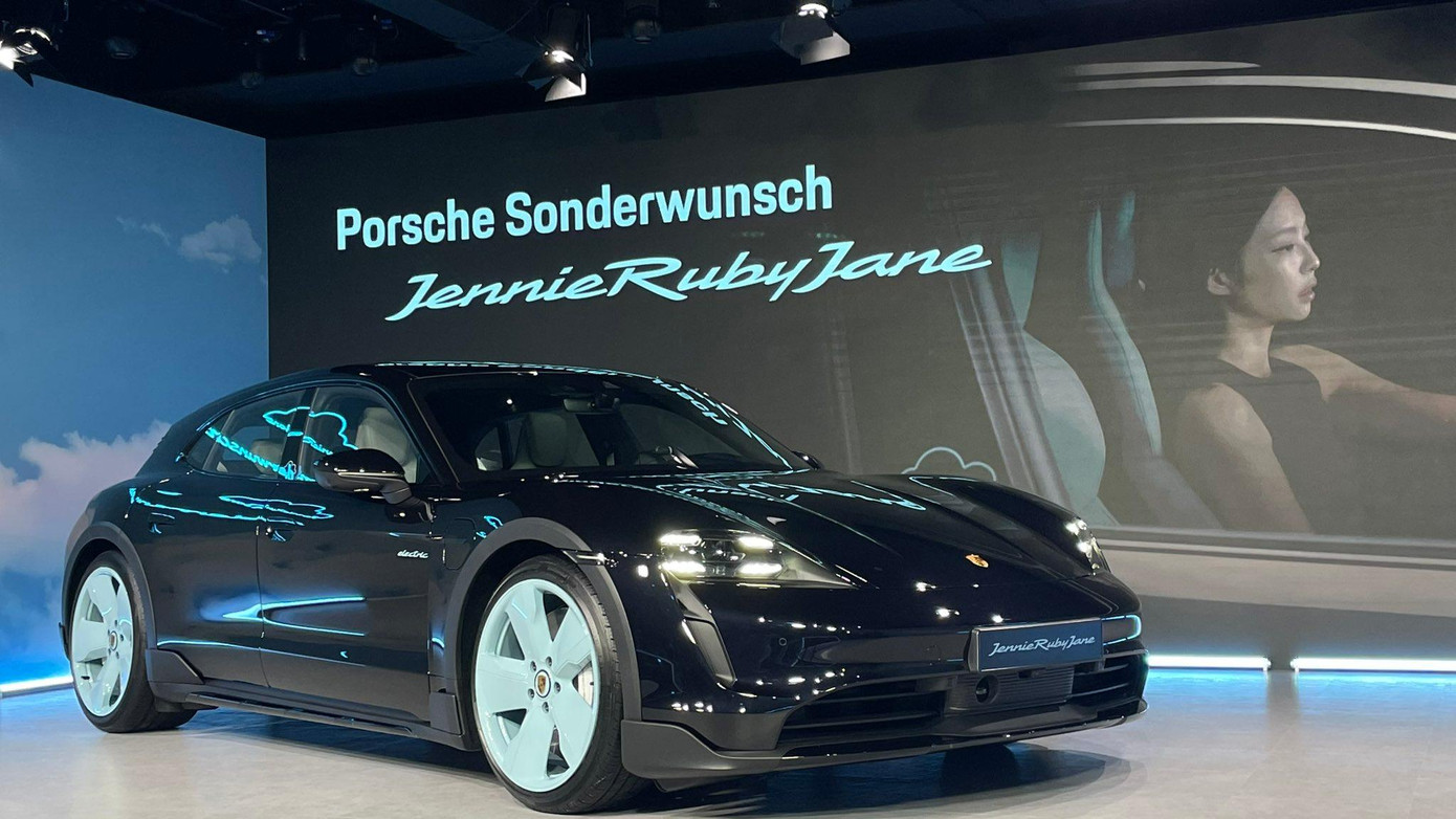Chiếc siêu xe này có màu đen với các điểm nhấn màu xanh dương ở ngoại thất, có logo Jennie Ruby Jane do Jennie thiết kế. Chiếc siêu xe này có màu đen với các điểm nhấn màu xanh dương ở ngoại thất, có logo Jennie Ruby Jane do Jennie thiết kế.