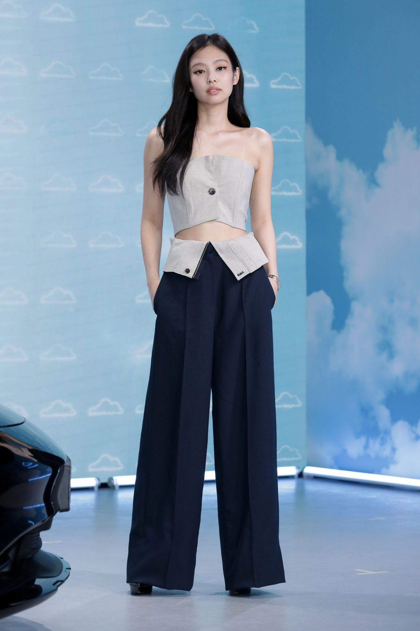 Jennie diện nguyên set đồ nằm trong bộ sưu tập Xuân - Hè 2022 của thương hiệu ROKH, kết hợp với giày cao gót của Saint Laurent. Ngoài ra, bộ nhẫn và vòng tay tới từ Chanel được Jennie đeo đến sự kiện có tổng giá trị gần 700 triệu đồng. Jennie diện nguyên set đồ nằm trong bộ sưu tập Xuân - Hè 2022 của thương hiệu ROKH, kết hợp với giày cao gót của Saint Laurent. Ngoài ra, bộ nhẫn và vòng tay tới từ Chanel được Jennie đeo đến sự kiện có tổng giá trị gần 700 triệu đồng.