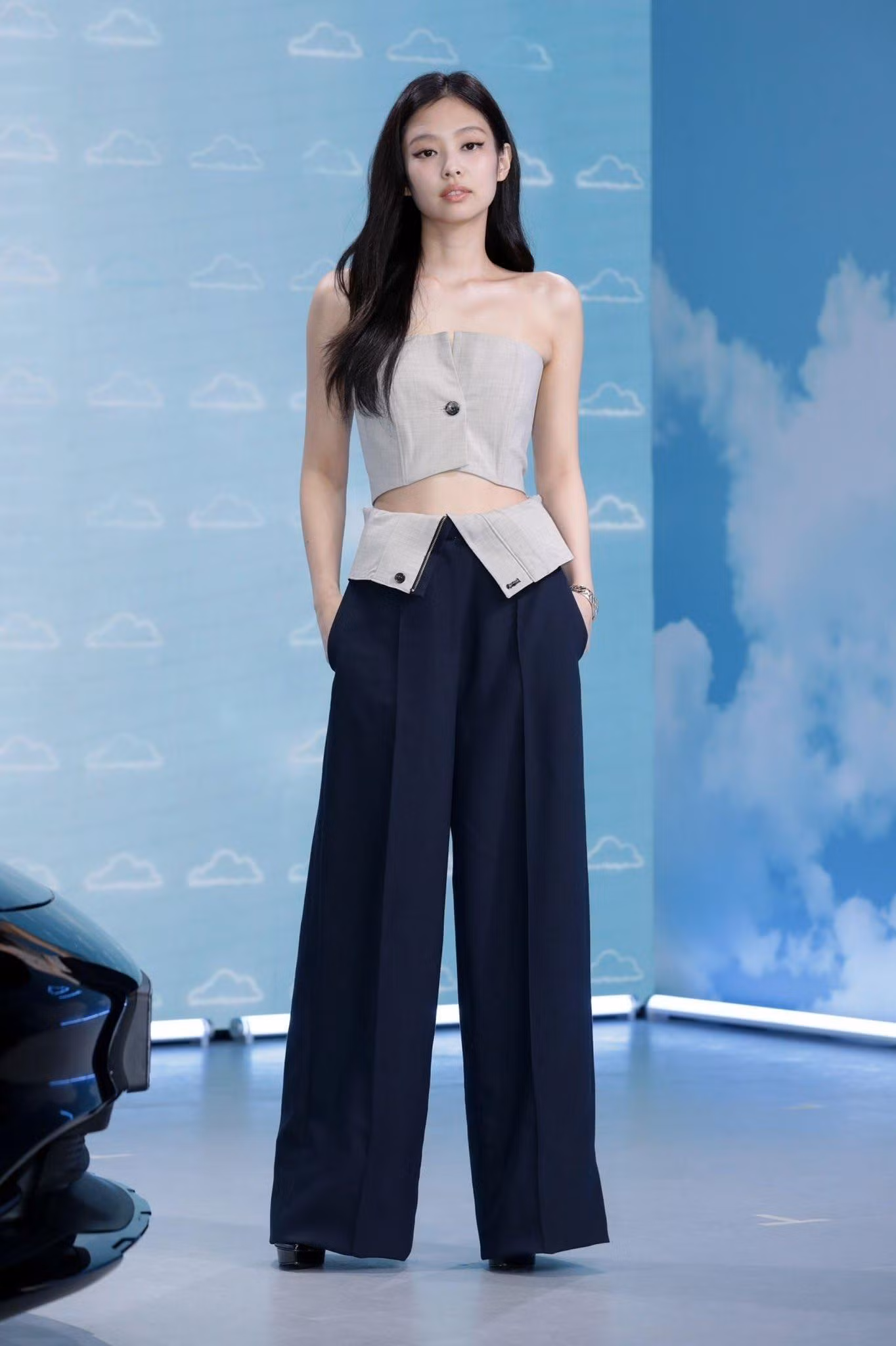 Jennie diện nguyên set đồ nằm trong bộ sưu tập Xuân - Hè 2022 của thương hiệu ROKH, kết hợp với giày cao gót của Saint Laurent. Ngoài ra, bộ nhẫn và vòng tay tới từ Chanel được Jennie đeo đến sự kiện có tổng giá trị gần 700 triệu đồng.
