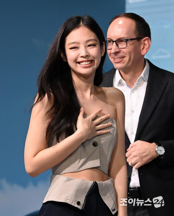 Lớp trang điểm nhẹ giúp tôn lên vẻ đẹp tự nhiên, thanh lịch, điểm nhấn là phần kẻ mắt sắc làm nổi bật đôi mắt mèo trứ danh của nữ idol Lớp trang điểm nhẹ giúp tôn lên vẻ đẹp tự nhiên, thanh lịch, điểm nhấn là phần kẻ mắt sắc làm nổi bật đôi mắt mèo trứ danh của nữ idol