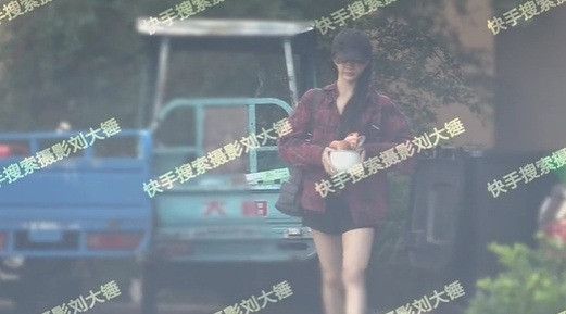 Lưu Đại Chùy cho biết Hà Dữ thường tới Hoành Điếm (Trung Quốc) để thăm Lưu Tá Ninh khi bận ghi hình tại đây. Lưu Đại Chùy cho biết Hà Dữ thường tới Hoành Điếm (Trung Quốc) để thăm Lưu Tá Ninh khi bận ghi hình tại đây.