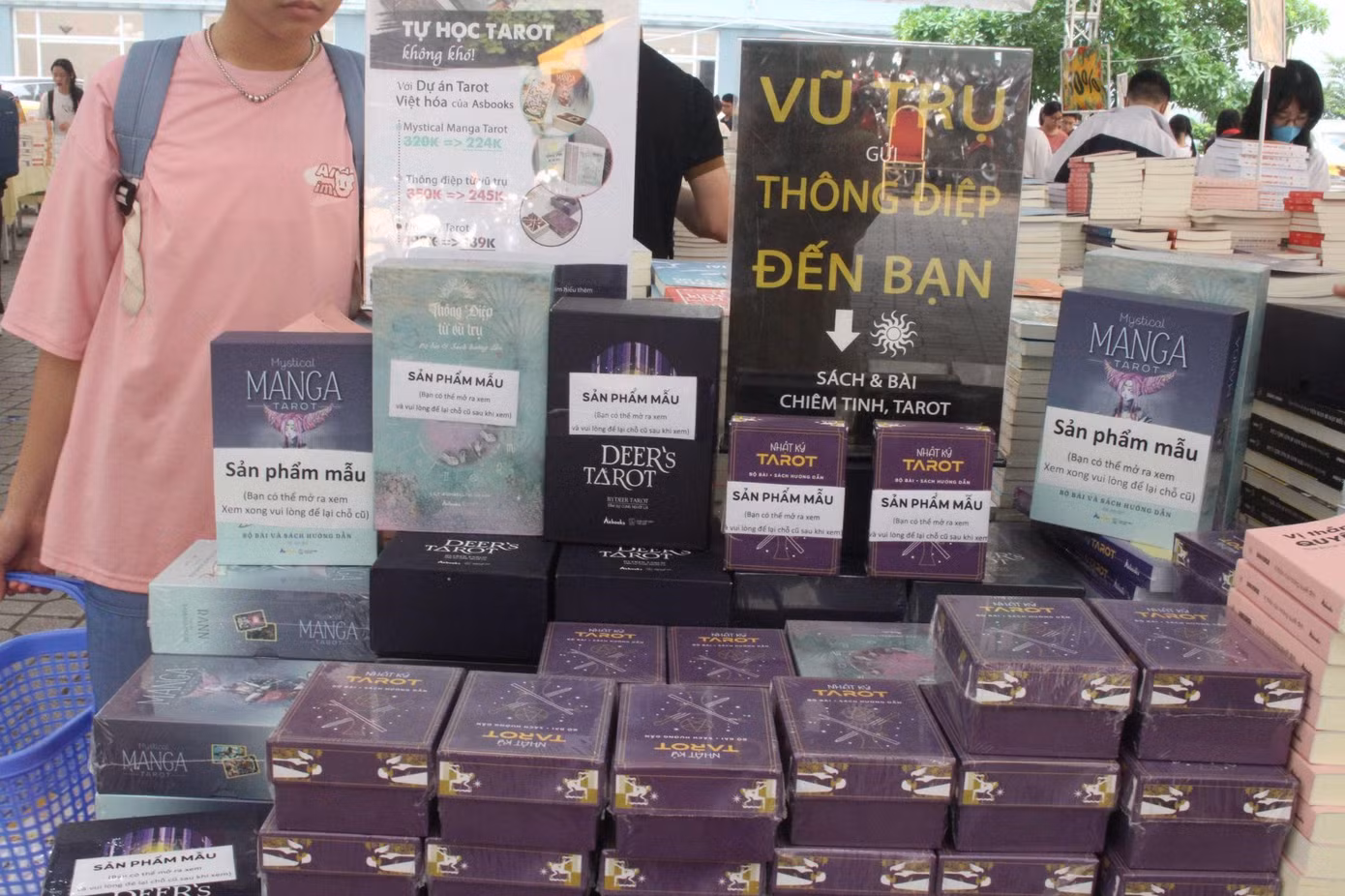 Những cuốn sách thuộc thể loại chiêm tinh học thu hút nhiều sự quan tâm của Gen Z.