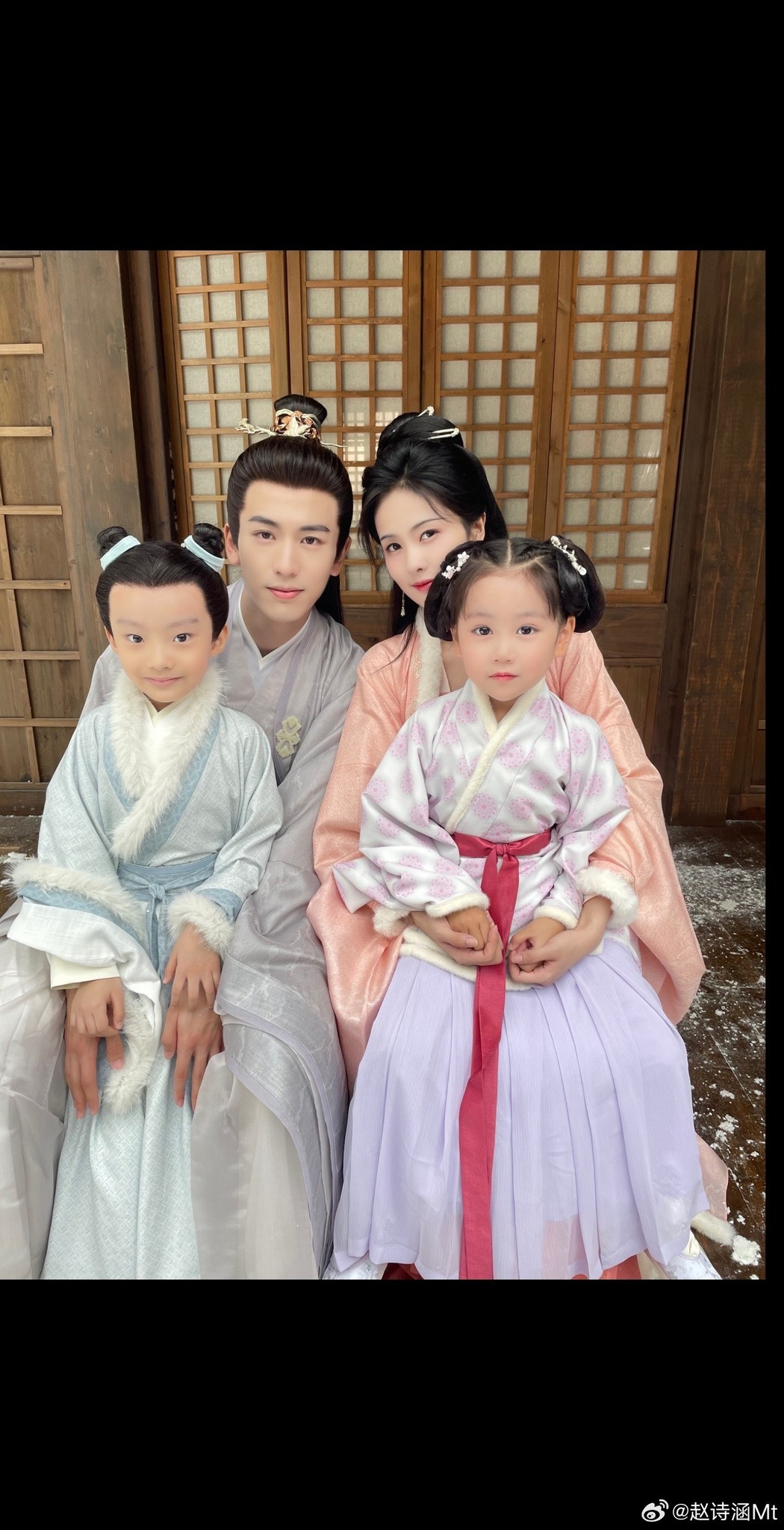 Ảnh hậu trường đã hé lộ một nhà bốn người của Tạ Nguy và Khương Tuyết Ninh. Ảnh hậu trường đã hé lộ một nhà bốn người của Tạ Nguy và Khương Tuyết Ninh.