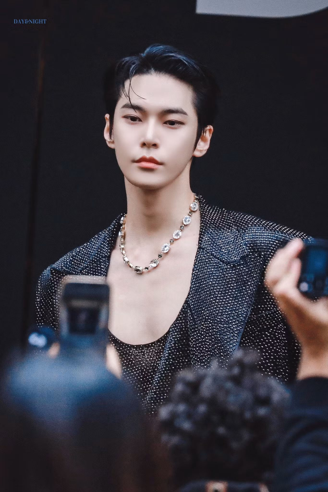 Doyoung quyến rũ và sắc bén trong tạo hình tới Milan Fashion Week.