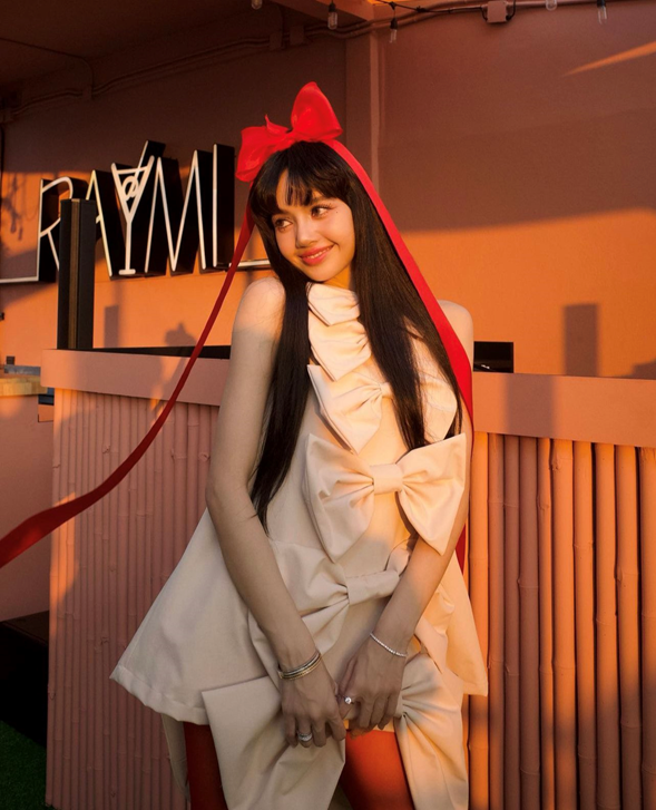 Lisa &quot;gây bão&quot; với tạo hình &quot;buộc nơ&quot; khi diện chiếc váy có thiết kế độc đáo của thương hiệu thời trang Hàn Quốc - DEW E DEW E.