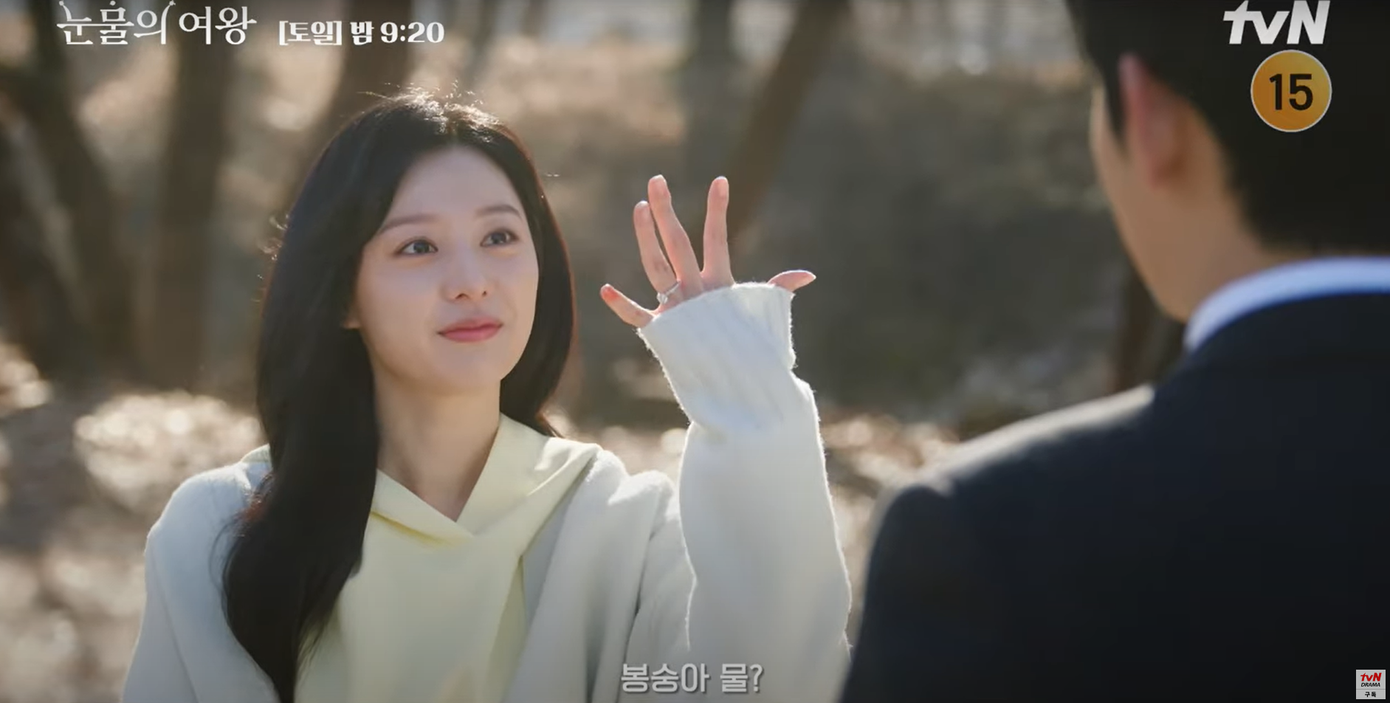 Hong Hae In đeo và không ngừng "flex" chiếc nhẫn "cầu hôn" từng suýt bị Baek Hyun Woo đem trả lại cửa hàng vì cô từ chối. Hong Hae In đeo và không ngừng "flex" chiếc nhẫn "cầu hôn" từng suýt bị Baek Hyun Woo đem trả lại cửa hàng vì cô từ chối.