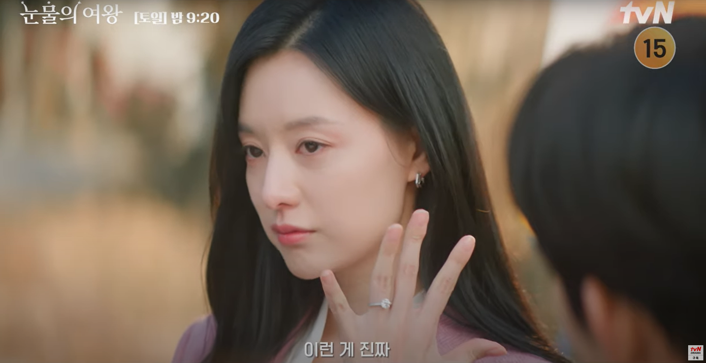 Hong Hae In đeo và không ngừng "flex" chiếc nhẫn "cầu hôn" từng suýt bị Baek Hyun Woo đem trả lại cửa hàng vì cô từ chối. Hong Hae In đeo và không ngừng "flex" chiếc nhẫn "cầu hôn" từng suýt bị Baek Hyun Woo đem trả lại cửa hàng vì cô từ chối.