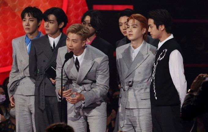 “Chúng tôi tin rằng giải thưởng này sẽ mở đầu cho một chương mới của chúng tôi.” - BTS phát biểu khi nhận giải Nghệ sĩ của năm tại AMAs 2021.