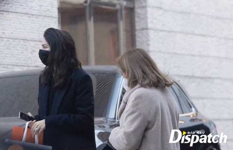 Dispatch đã phát hiện Katy Louise Saunders đi mua sắm quần áo trẻ em cùng mẹ tại một cửa hàng vào tháng 1.