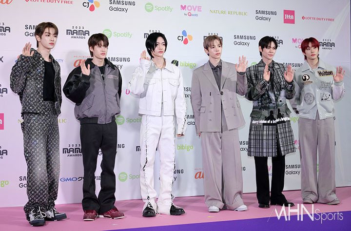 RIIZE có lần đầu xuất hiện bảnh bao, ổn áp tại lễ trao giải.