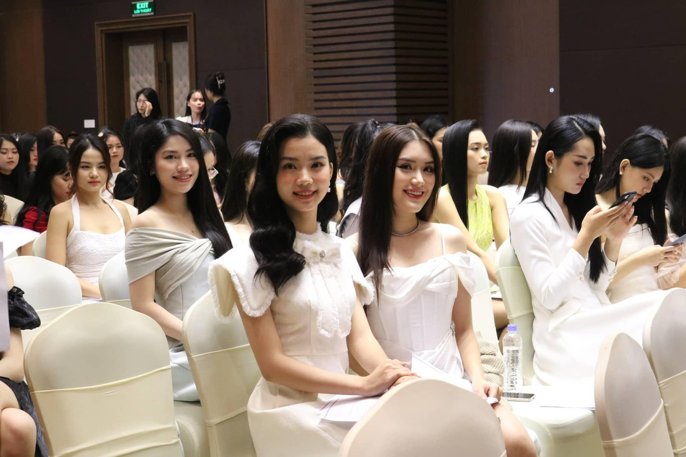 Tuy lo lắng nhưng các thí sinh vẫn giữ nụ cười tỏa nắng cùng thần thái tự tin. Tuy lo lắng nhưng các thí sinh vẫn giữ nụ cười tỏa nắng cùng thần thái tự tin.